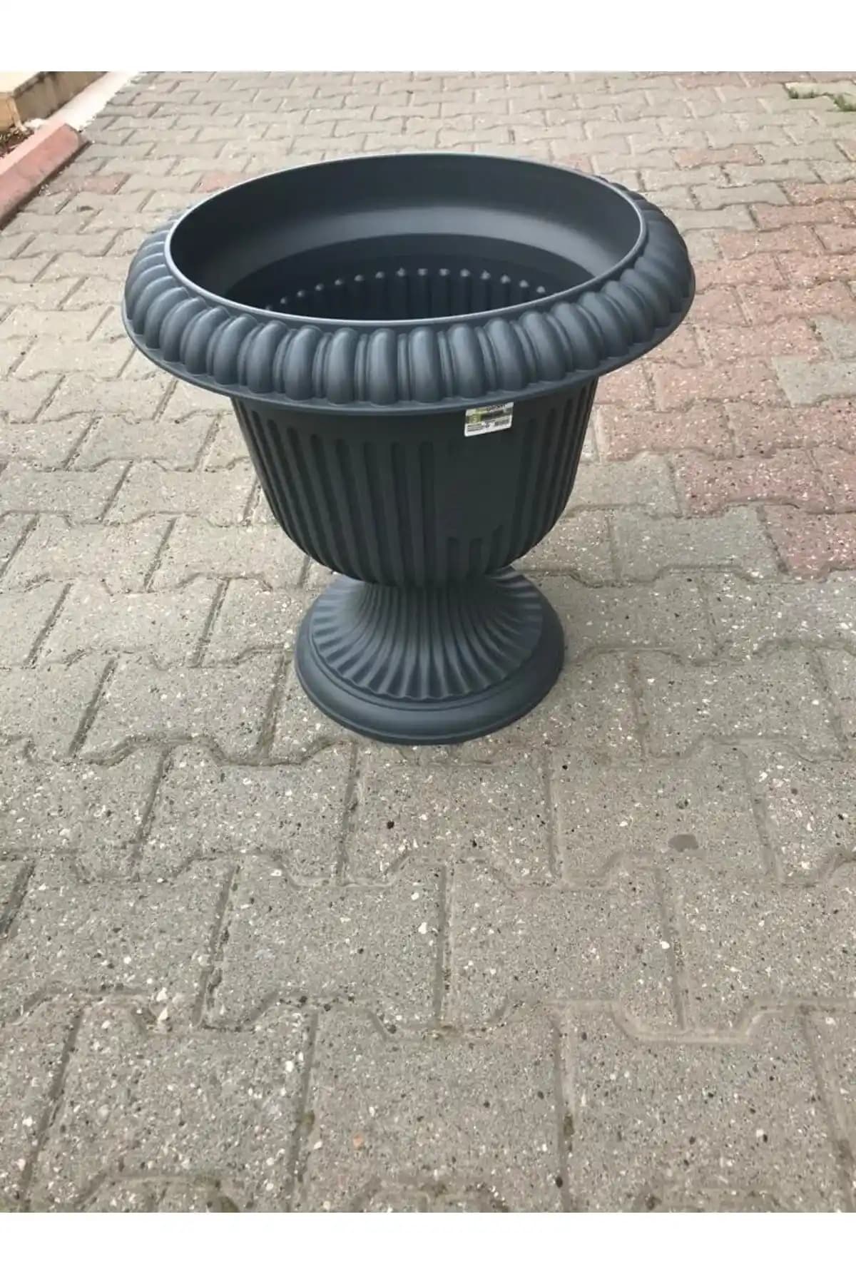 Ayaklı Plastik Saksılar ile Modern Bahçe ve İç Mekan Dekorasyonu Çözümleri