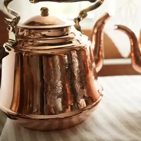 Bakır Demliklerle Ev Dekorasyonunu Zenginleştirme ve Estetik Katma Rehberi