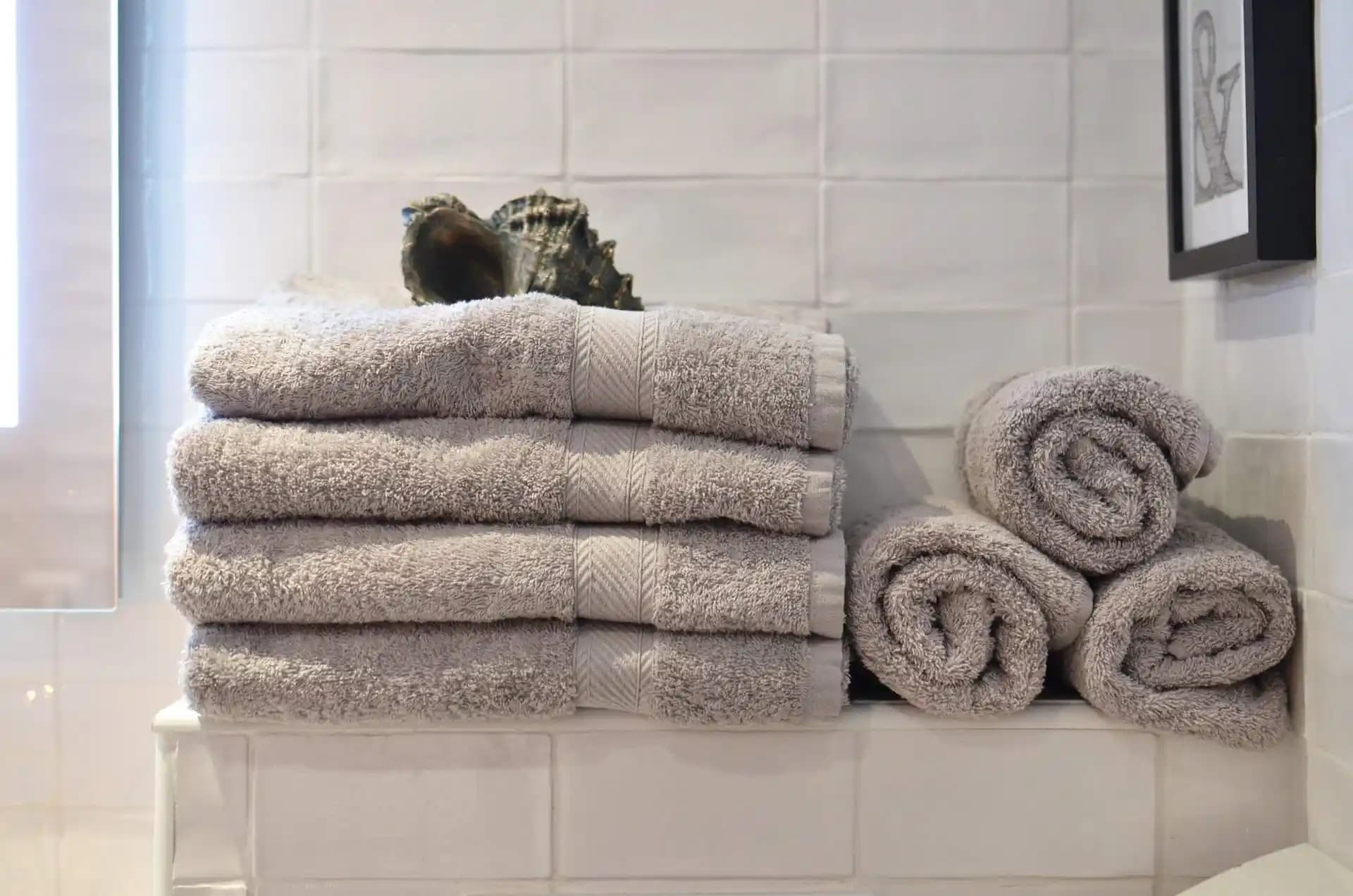 Banyo Dekorasyonuna Uygun Estetik ve Fonksiyonel Havlu Seçimi Rehberi