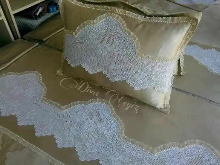 Dantel Detaylı Yastık Kılıfları ile Şık ve Zarif İç Mekan Dekorasyonu