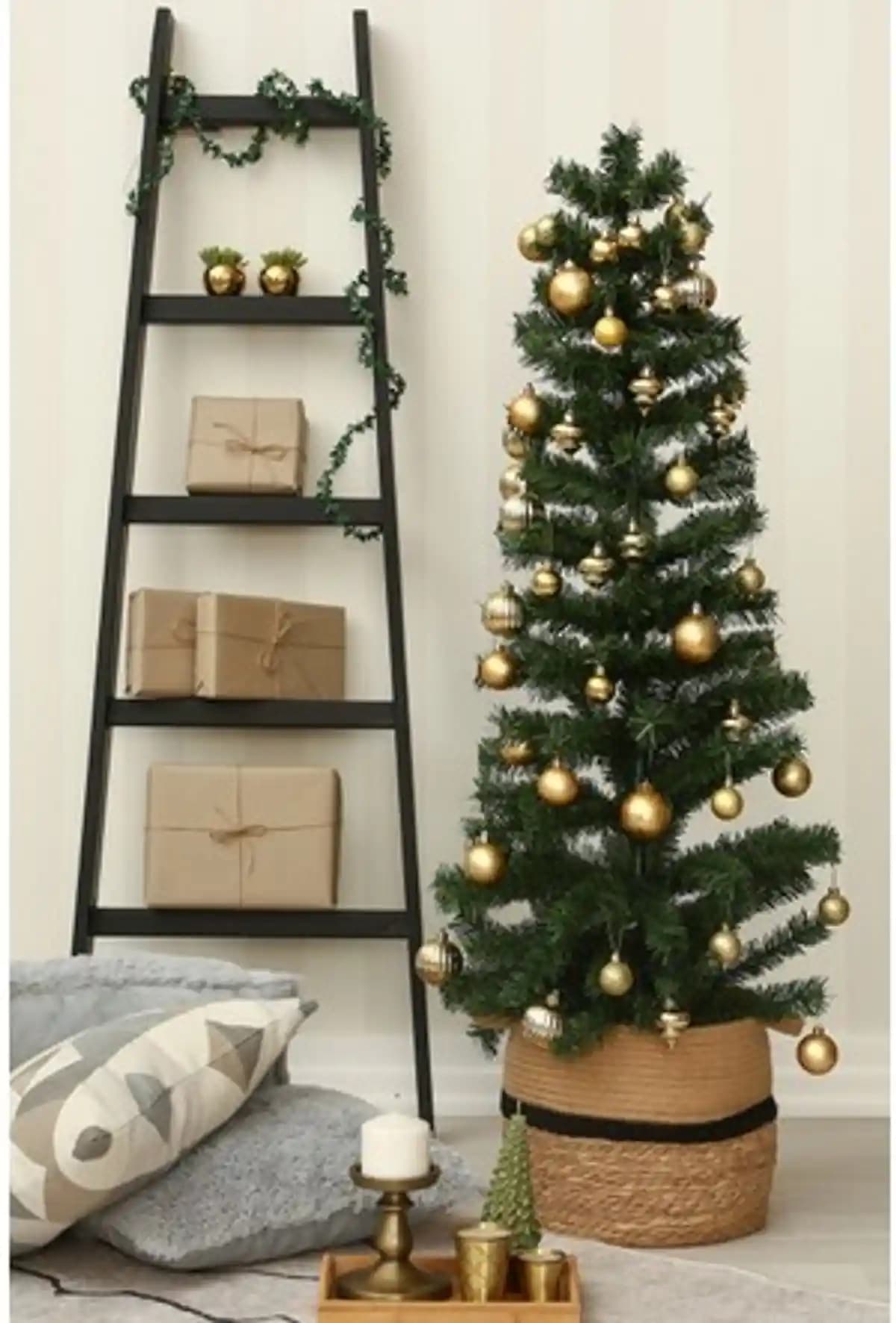 Dar Alanlar İçin Modern ve Pratik Duvar Yılbaşı Ağacı Dekorasyon Fikirleri