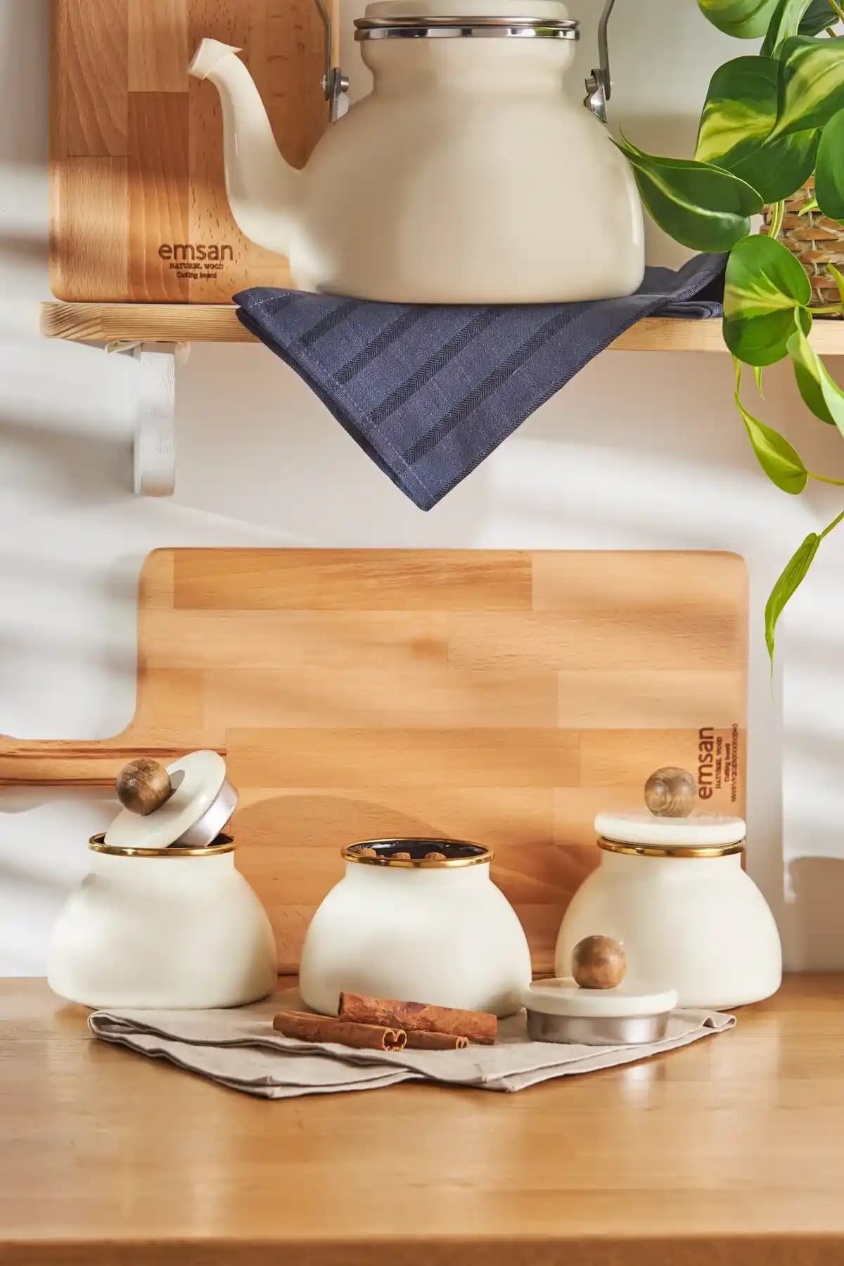 Emsan Emaye Baharatlıklar: Dayanıklı ve Şık Mutfak Gereçleri ile Düzeni Sağlayın