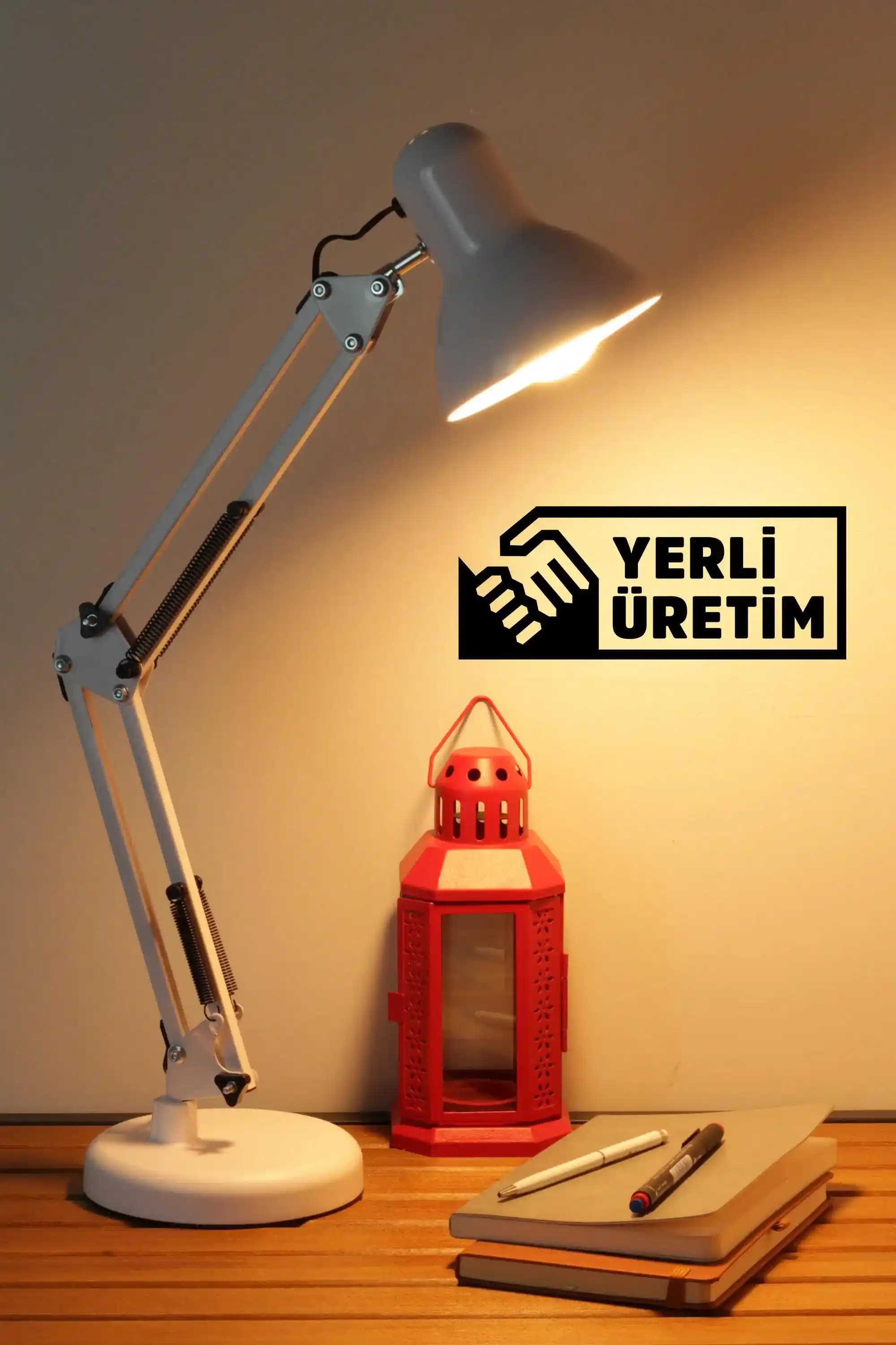 Ev Dekorasyonunda Hareketli Masa Lambaları: Fonksiyonellik ve Estetiğin Uyumuyla Mekânları Geliştirme