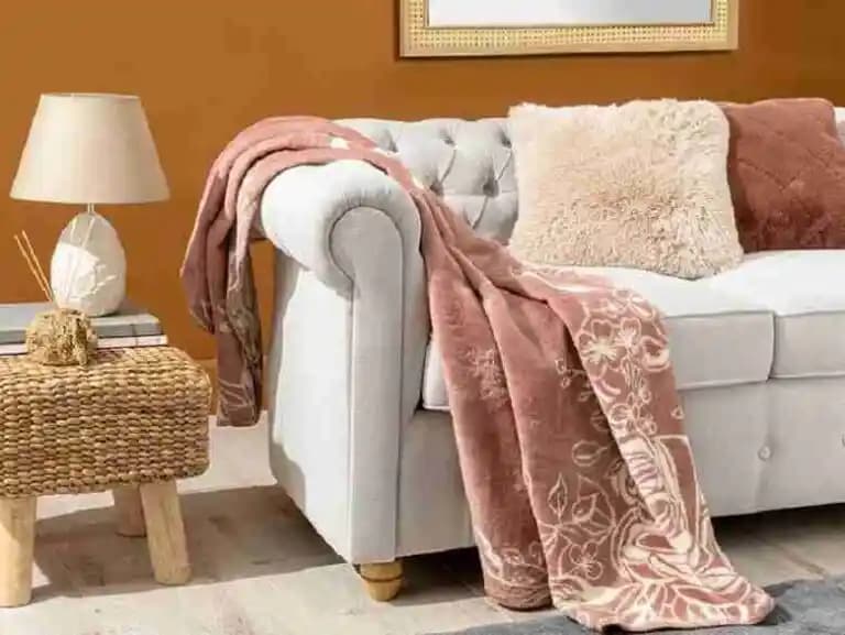 Ev Dekorasyonunu Tamamlayan Şık ve Konforlu Battaniye Seçenekleri