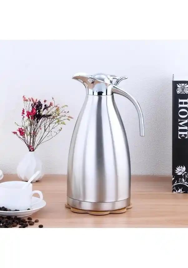 Ev ortamında sıcak içecekleri uzun süre koruyan şık termoslar ve özellikleri