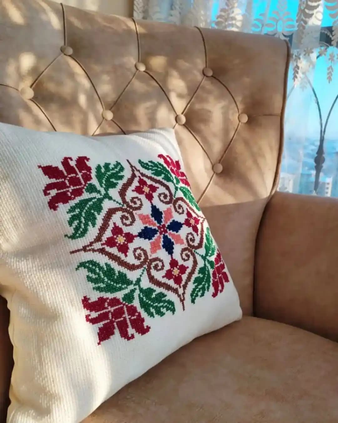 Geleneksel Kanaviçe Kırlentler Modern Ev Dekorasyonunda Estetik ve İşlevselliğin Buluşması