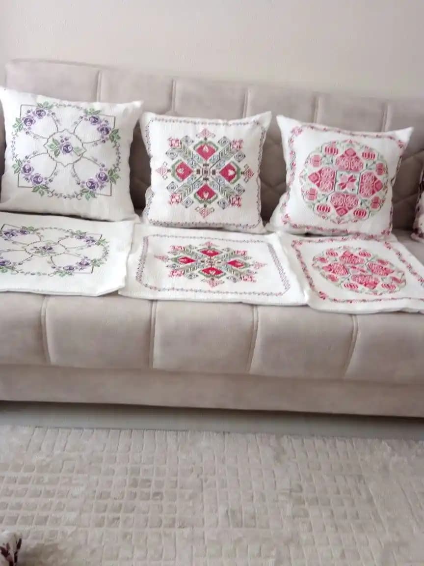 Geleneksel Kanaviçe Kırlentlerle Evinize Sıcaklık ve Zarafet Katın