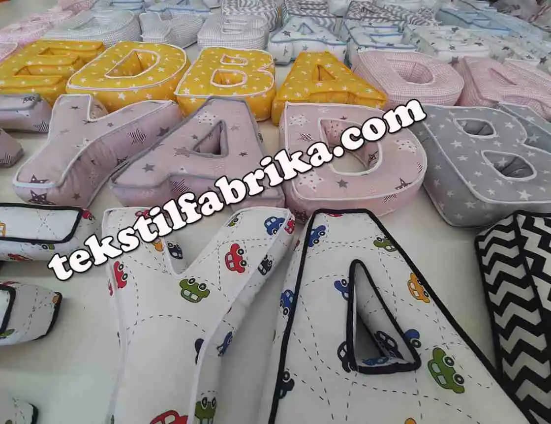 Harf Temalı Ev Dekor Yastıkları ile Kişisel ve Estetik Dokunuşlar