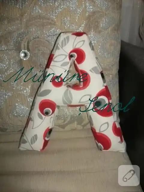 Harf Yastık Modelleri: Ev Dekorasyonunda Estetik ve Kişisel Dokunuşlar