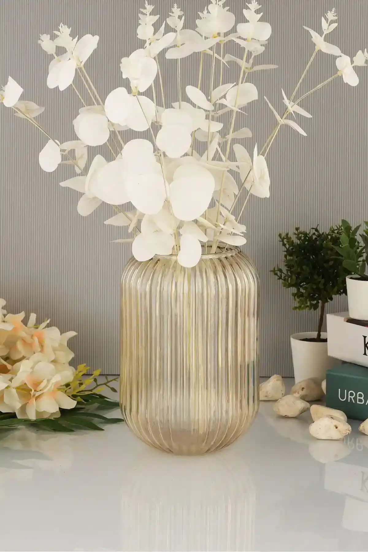 İç Mekan Dekorasyonunda Büyük ve Şık Vazo Modelleri ve Kullanım İpuçları