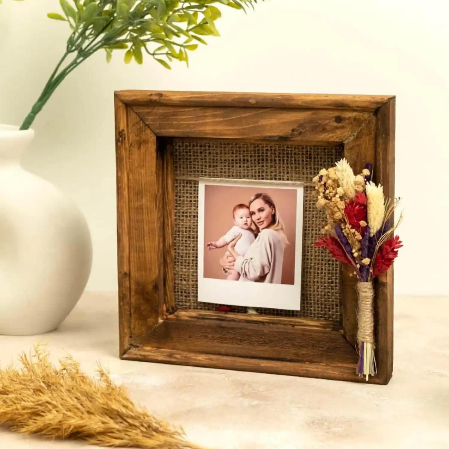 İç Mekan Dekorasyonunda Fonksiyonel ve Estetik Çiçek Saklama Çerçeveleri