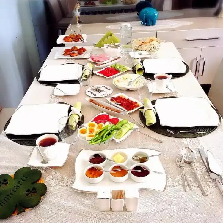 Kahvaltı Takımları ile Şık Sofralar Yaratmak: Trendler ve Seçim Kriterleri