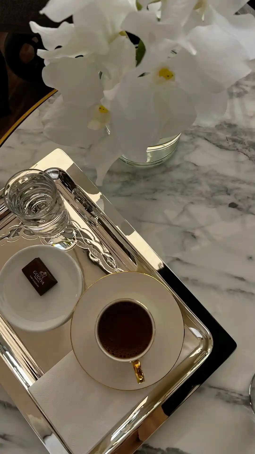 Kahve Dekorasyonunda Modern ve Geleneksel Yaklaşımlar ve İkramlıklar