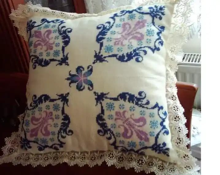 Kanaviçe Kırlentler: Geleneksel ve Modern Tasarımlarla Ev Dekorasyonunu Zenginleştirir