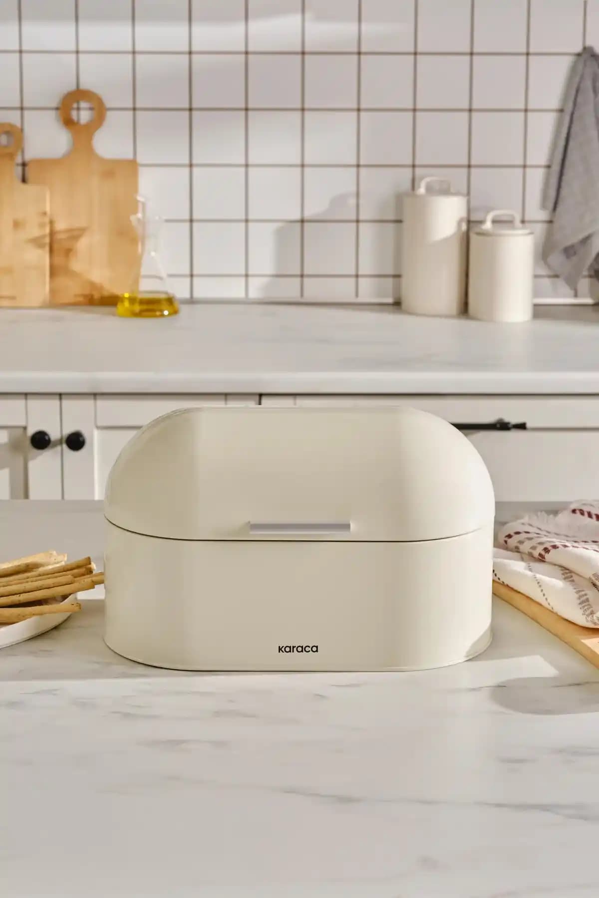 Karaca Dustin Ekmek Kutusu: Estetik ve Fonksiyonellik Sunan Dayanıklı Mutfak Gereciği