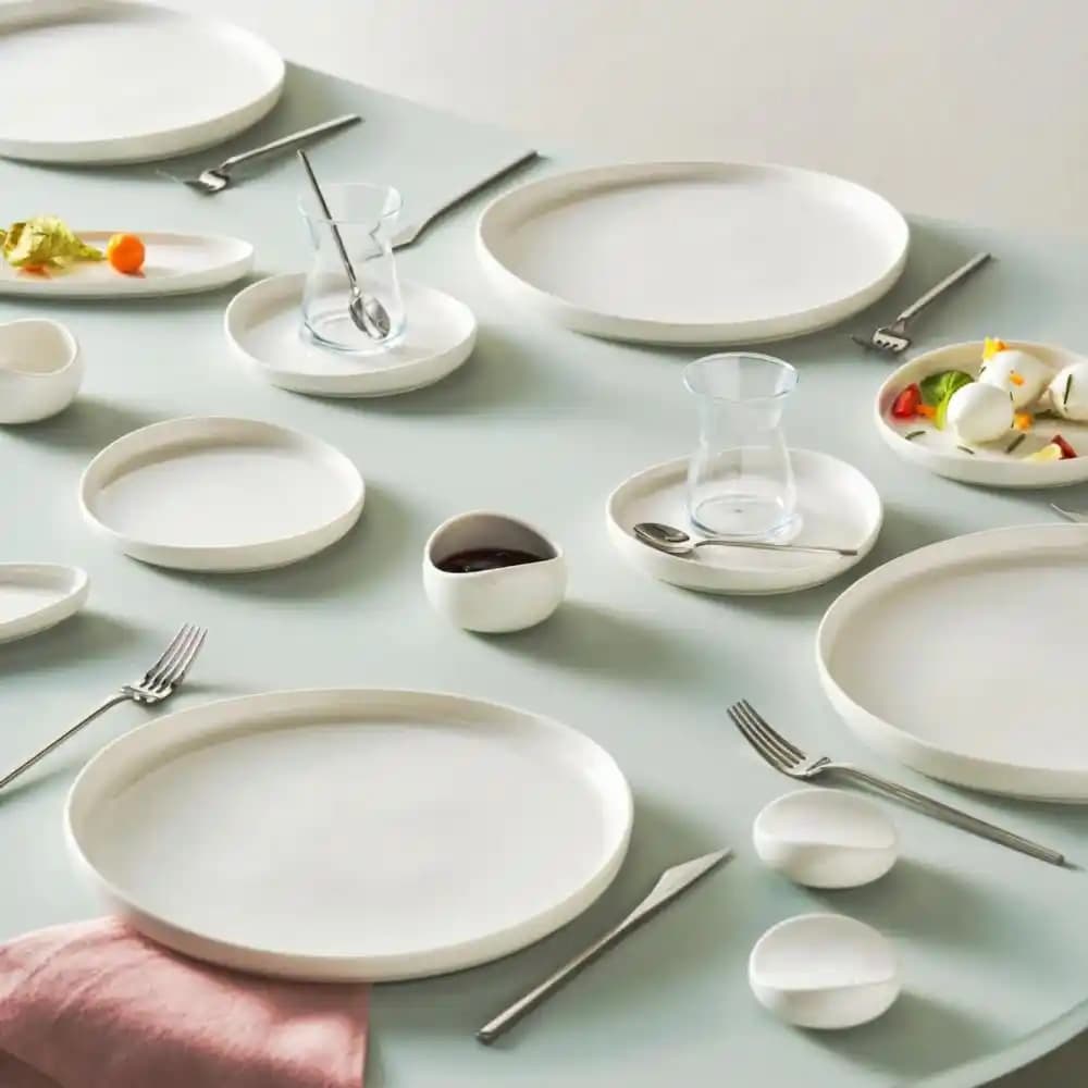 Karaca Olla 28 Parça Porselen Takım: Estetik ve Dayanıklılığı Bir Arada Sunar