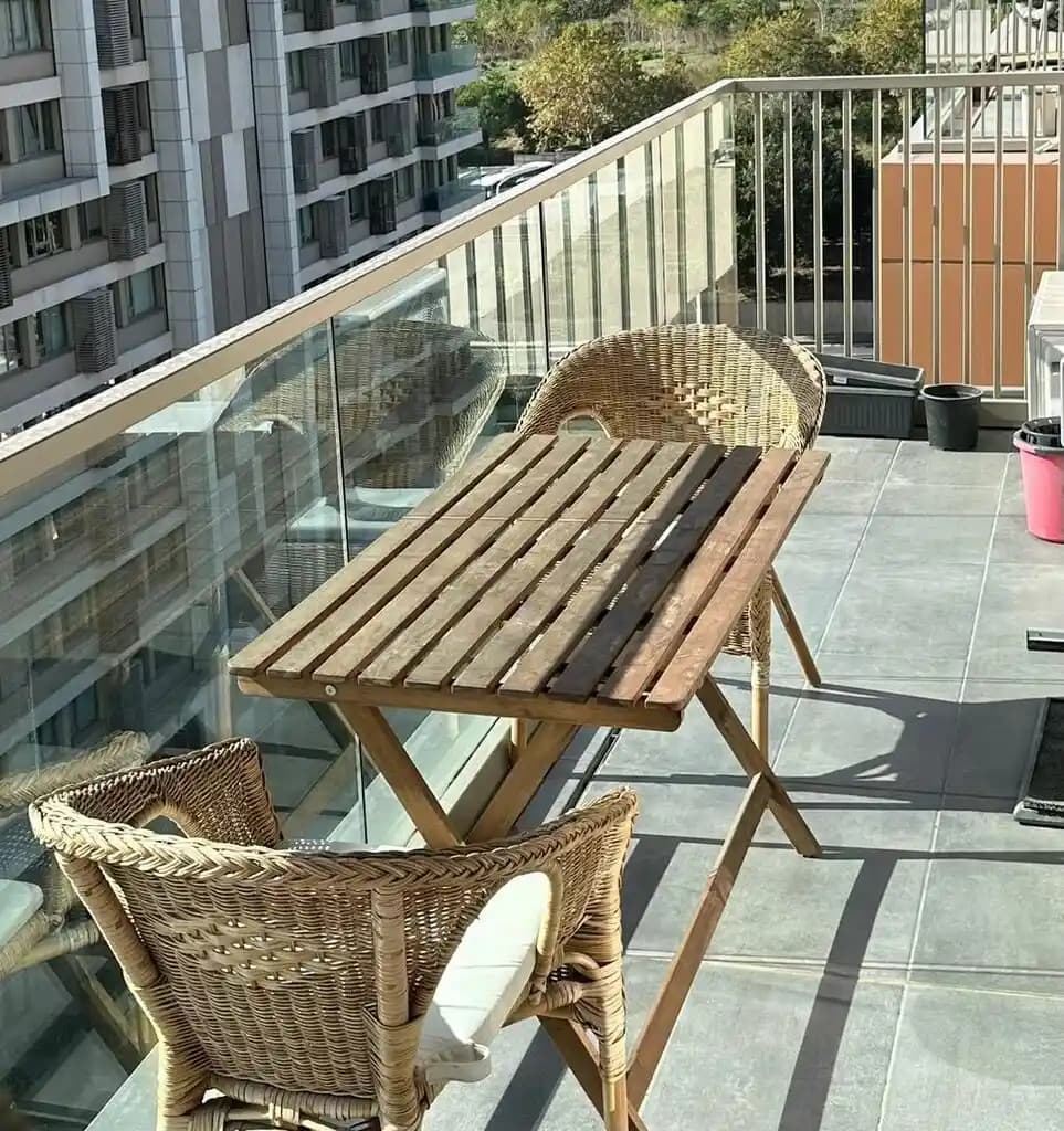 Katlanır Balkon Masaları: Fonksiyonellik ve Tasarımın Modern Birleşimi