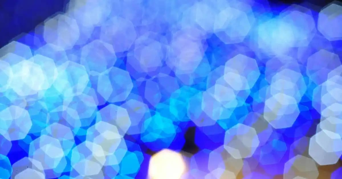 Kendal K2 Kırmızı E27 Masa Lambası: Modern ve Enerjik Tasarım ile Fonksiyonellik