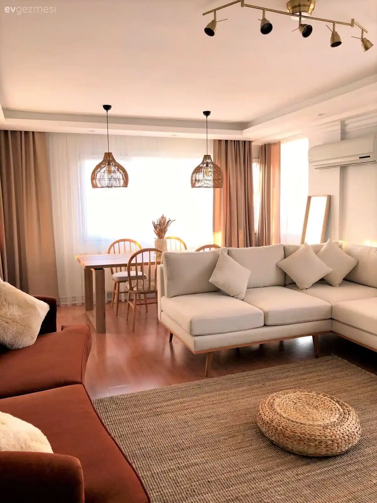 Kiremit Rengi Koltuk ve Halı Uyumu: Estetik ve Fonksiyonellik İçin Dekorasyon İpuçları