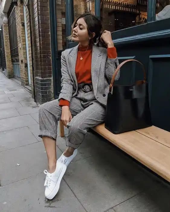 Kiremit Rengi ve Gri Tonlarının Mimari Estetikteki Rolü ve Uyum Sağlama Yöntemleri