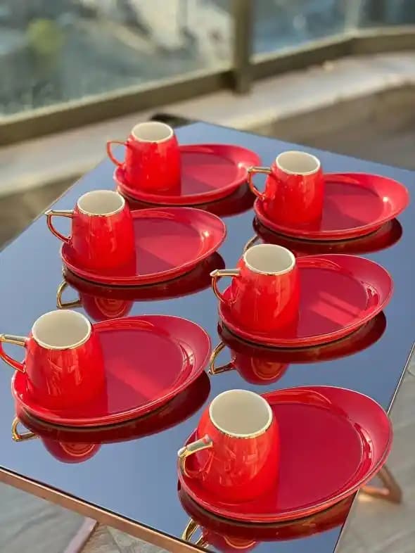 Kırmızı Fincanların Sembolik Anlamları ve Tasarımdaki Önemi