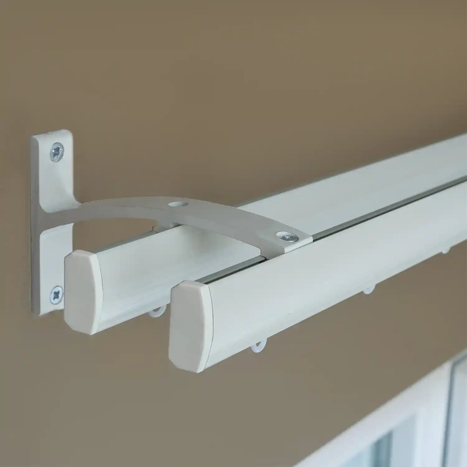 Korniş Askısı Seçimi ve Trendleri: Malzeme, Montaj ve Estetik Yaklaşımlar