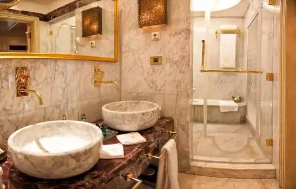 Mermer Kullanımıyla Banyo Dekorasyonunda Şıklık ve Dayanıklılık Sağlama Rehberi