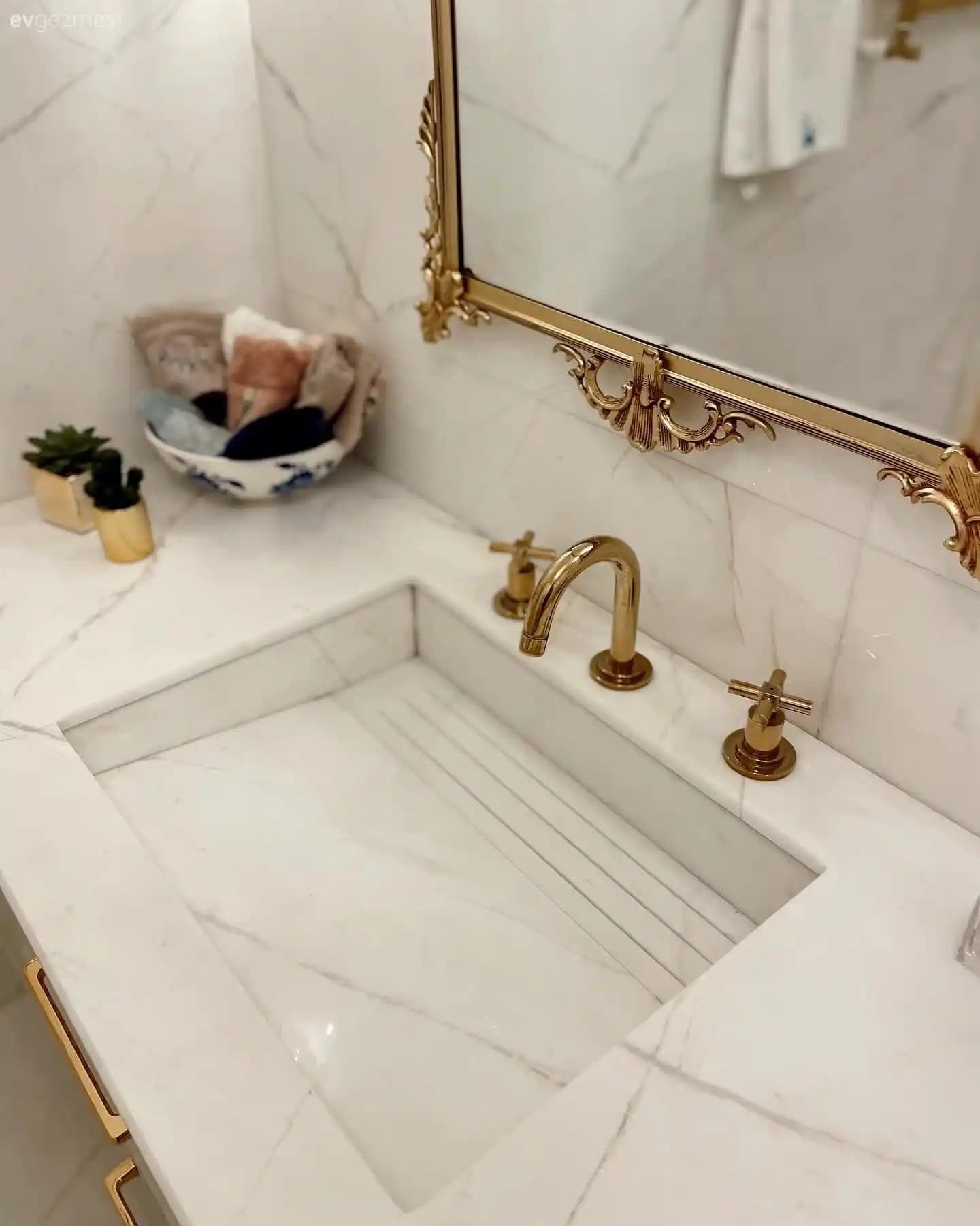 Modern Banyo Dekorasyonunda Süsler ve Dekorasyon Ürünleriyle Alanınızı Yenileyin