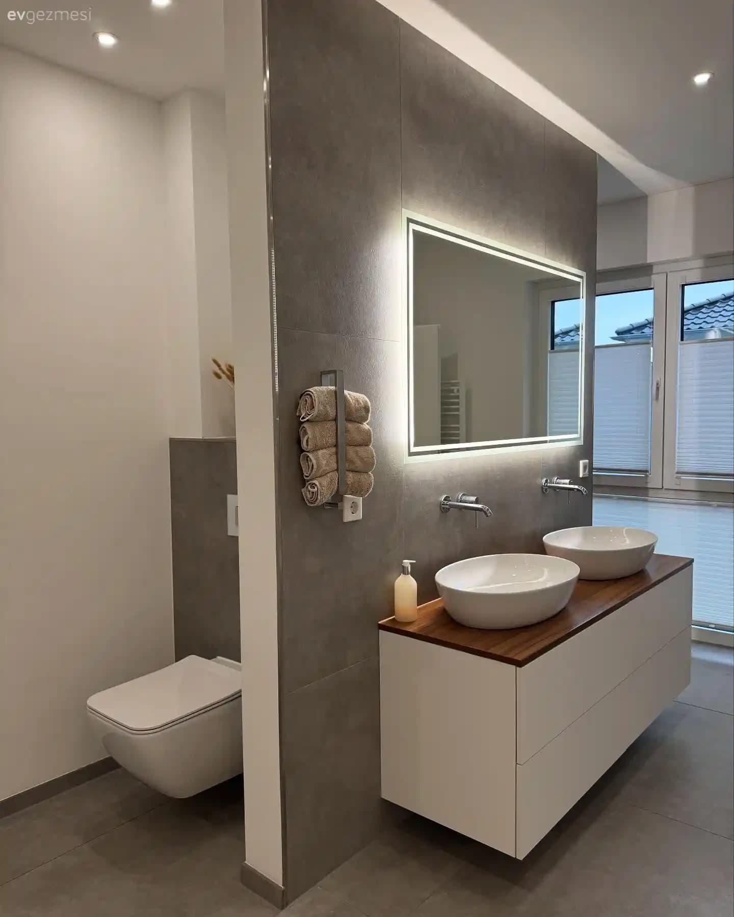 Modern Banyolar İçin Ayna ve Spot Aydınlatma Seçenekleri Güncel Trendler ve Tasarım İpuçları