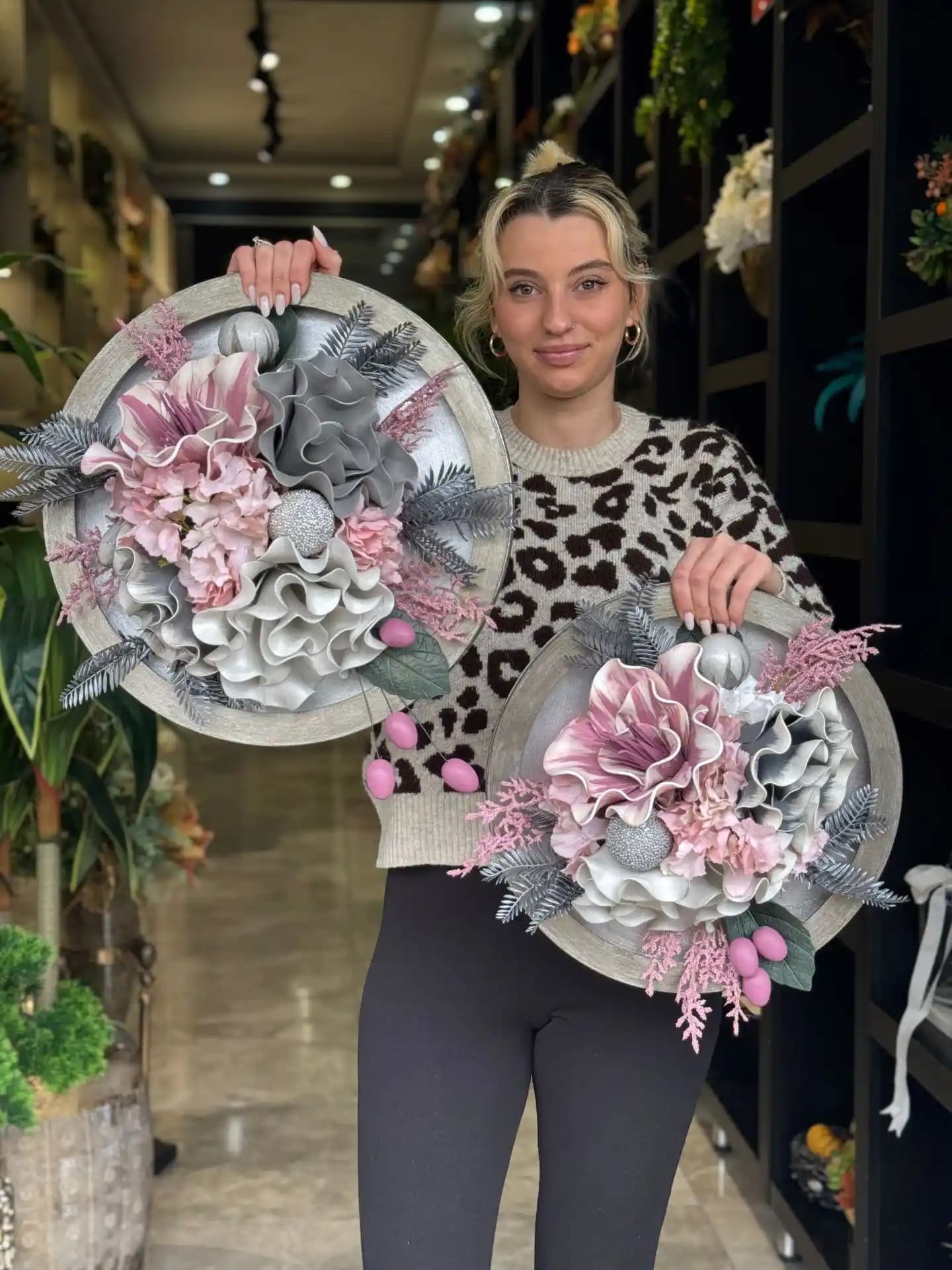 Modern Estetik Yapay Çiçekli Duvar Dekorları ile İç Mekanlara Şık ve Dayanıklı Dokunuşlar