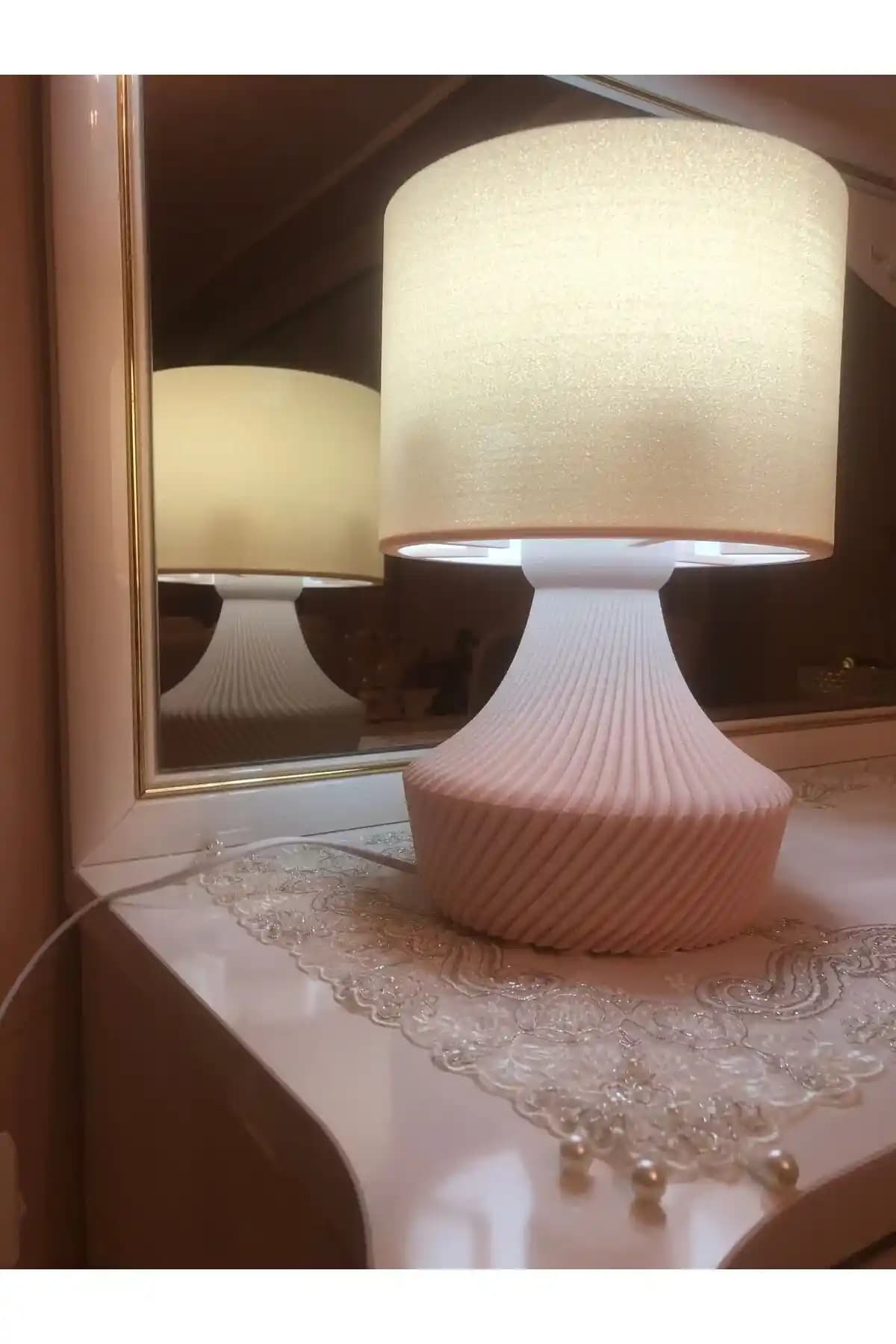 Modern Ev Dekorasyonunda Masa Lambası Seçimi ve Kullanımı İpuçları