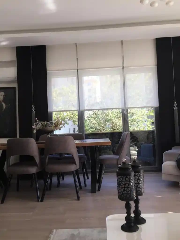 Modern İç Mekanlar İçin Estetik ve İşlevsel Perdeler: Tasarım ve Kullanım İpuçları