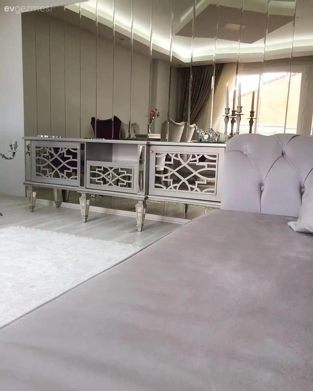 Modern Mobilyada Aynalı Mekan Genişletici Çözümleri ve Tasarım Trendleri