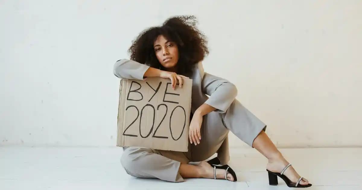 Modern perdeler ve doğal tül malzemeleriyle şık ve fonksiyonel iç mekan tasarımı