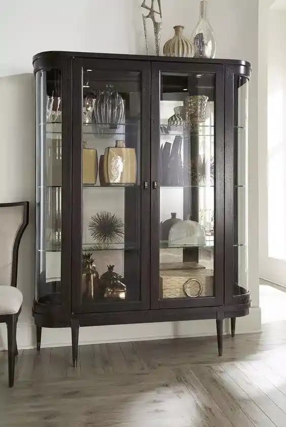 Modern Siyah Vitrin Dekorasyonu İçin Tasarım ve Malzeme Önerileri