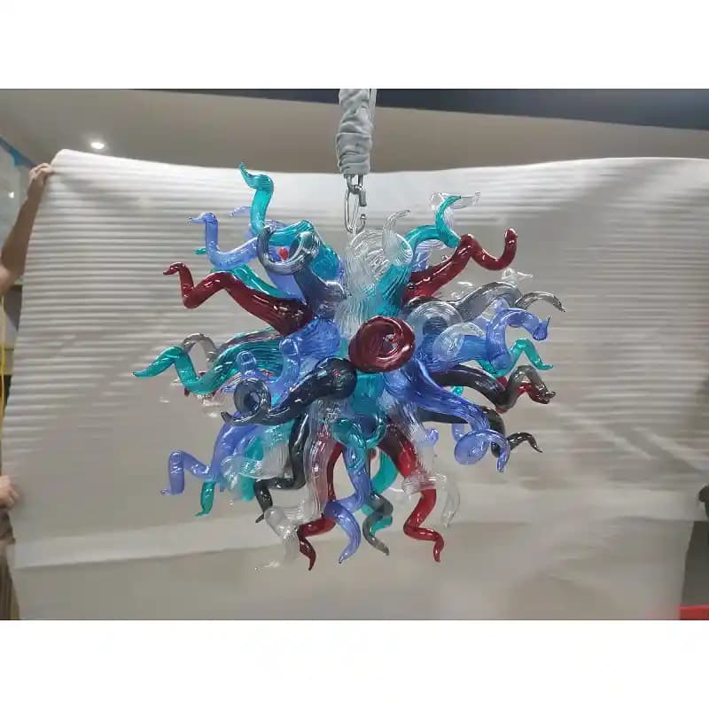 Modern Tasarımlı Cam Lambalar: Estetik ve Fonksiyonelliğin Modern Mekanlara Katkısı