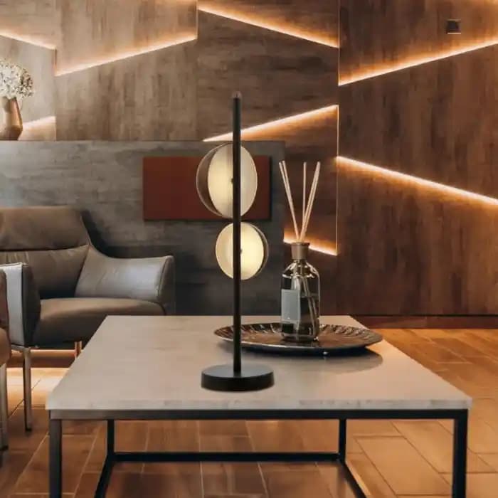 Modern ve Enerjik Dekorasyon İçin Uygun Masa Lambası Seçenekleri ve Tasarım İpuçları