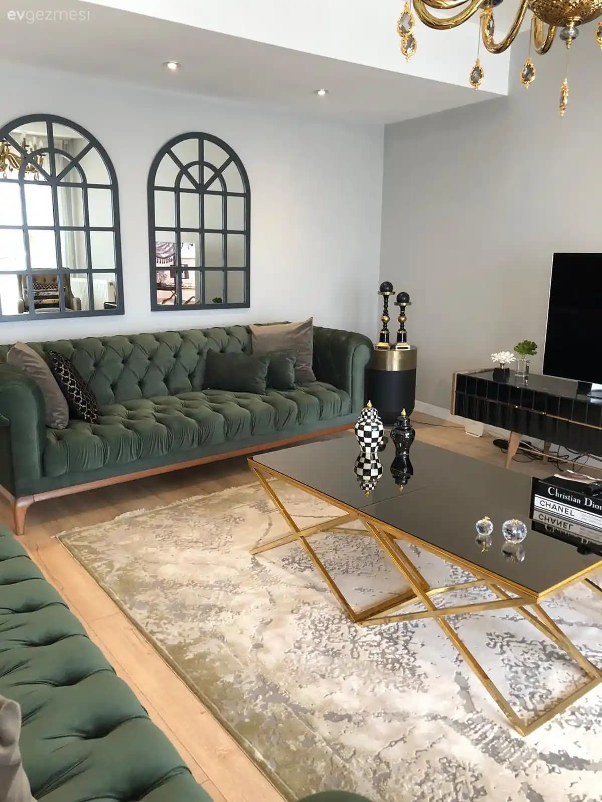 Modern ve Klasik Unsurların Uyumu ile Aynalı Salon Dekorasyonu Rehberi