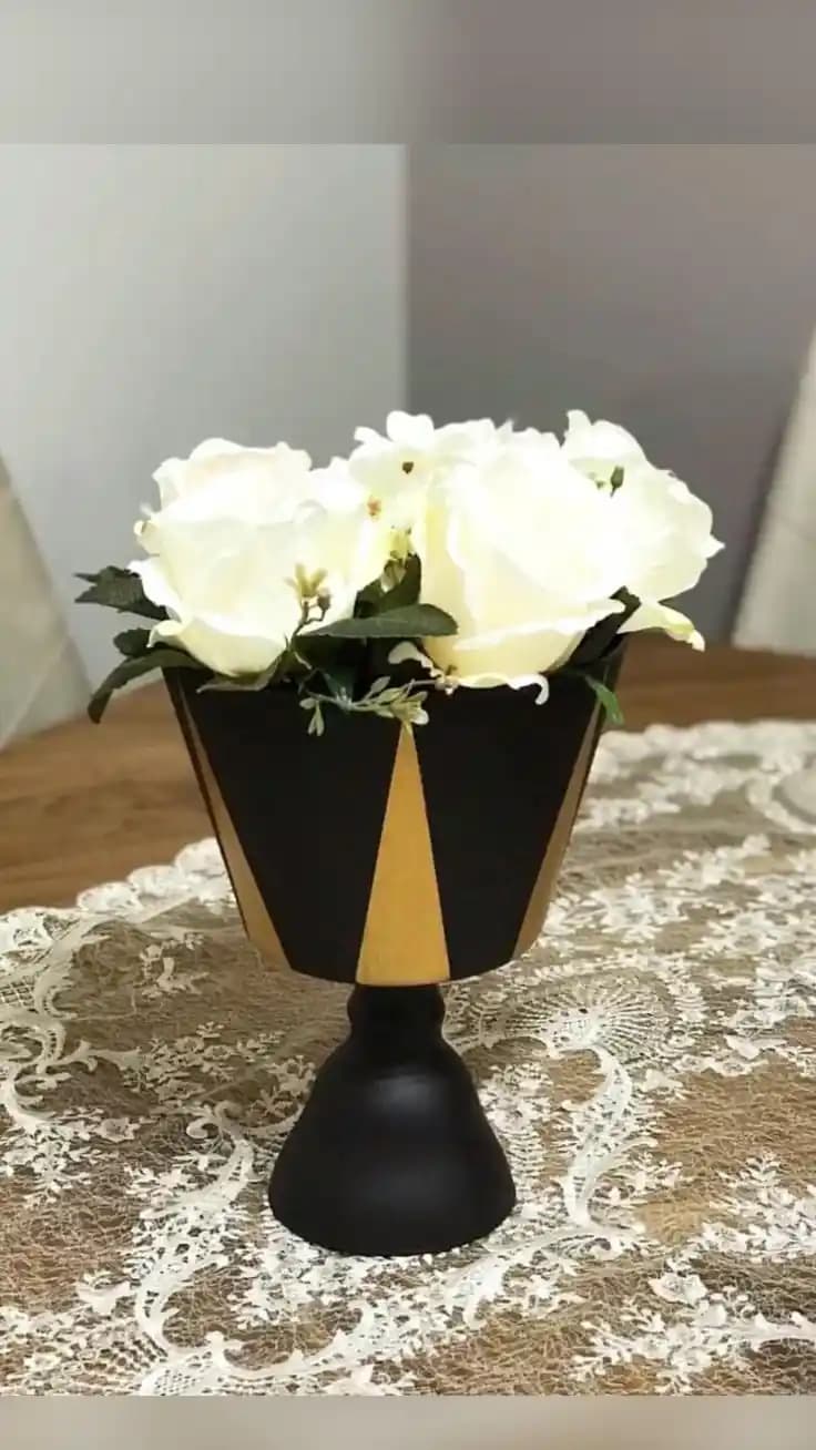 Modern ve Şık Vazolar ile Saksılarla Mekânlara Zarafet Katma Rehberi