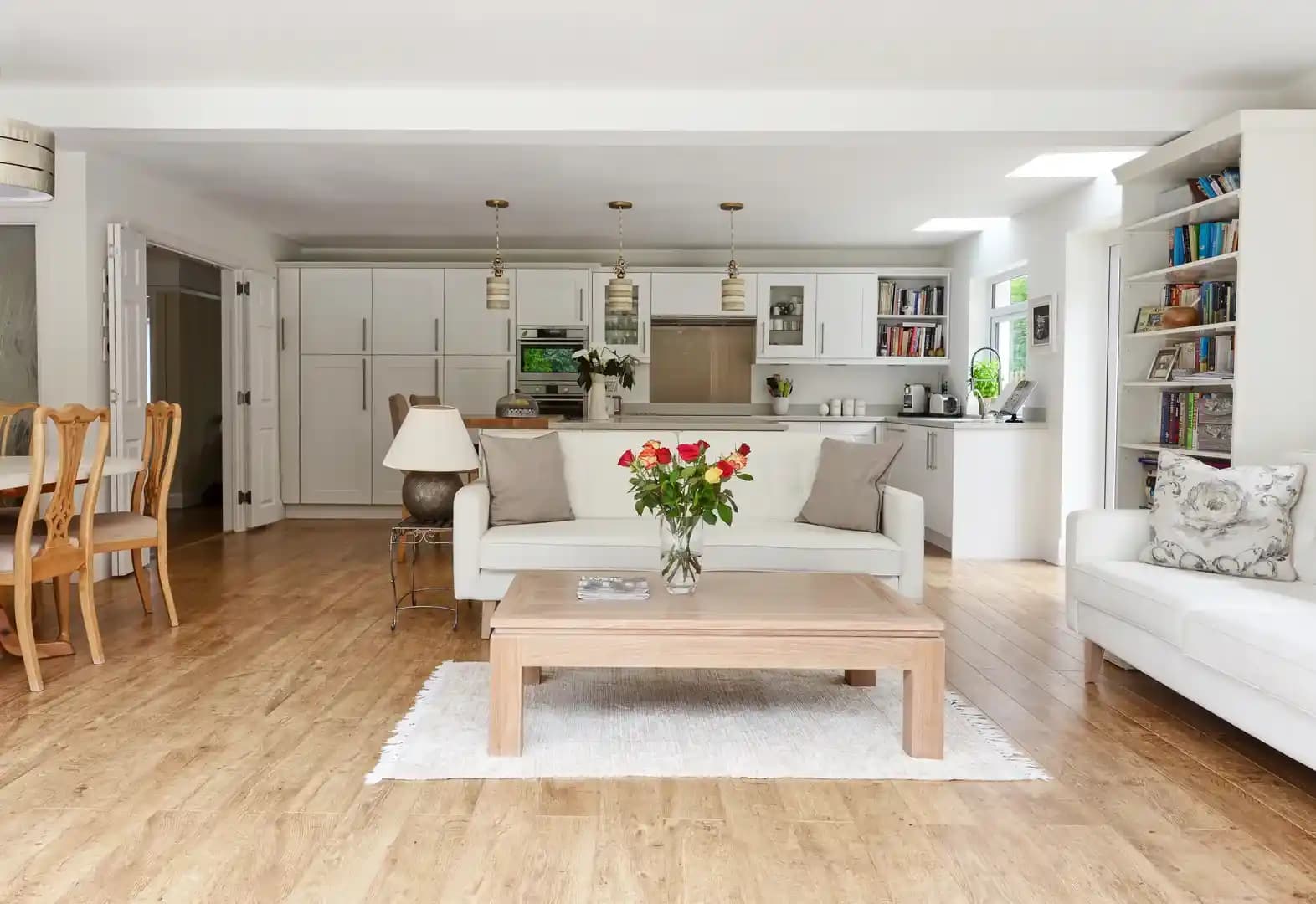 Modern ve Şık Yaşam Alanları Yaratmanın Yolları: Tasarım Trendleri ve Dekorasyon İpuçları