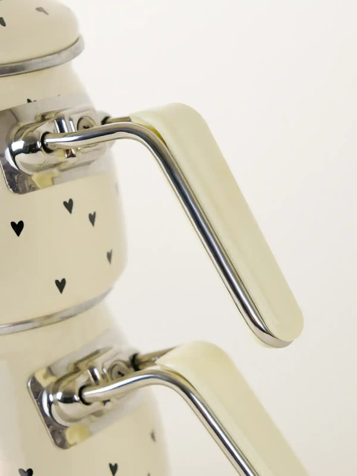 Mutfaklarda Çaydanlıkların Rolü ve Estetik ve Fonksiyonellik Açısından Önemi