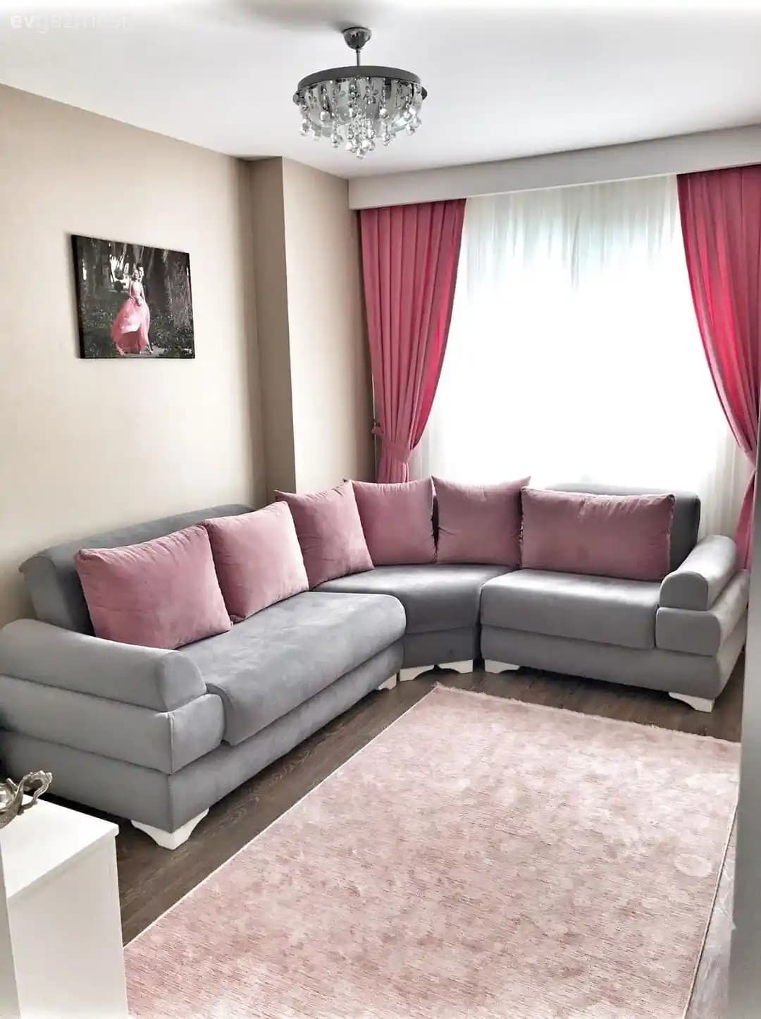 Pembe Oturma Odası Dekorasyonunda Renk Seçimi ve Dekorasyon İpuçları