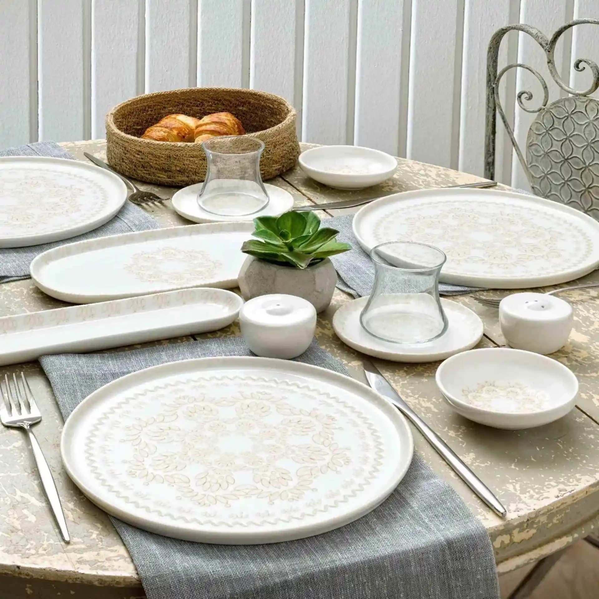 Porselen 28 Parça Kahvaltı Takımı: Şıklık ve Fonksiyonellik Bir Arada