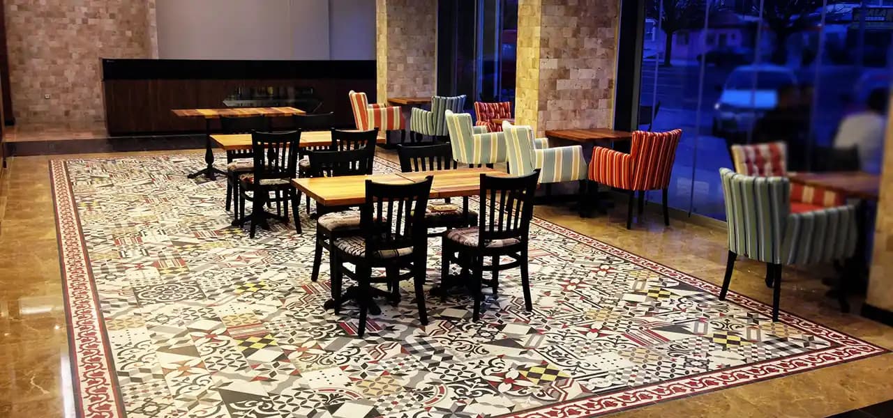 Rakam Desenli Modern Yer Karoları ile Mekânlara Dinamizm ve Estetik Katın