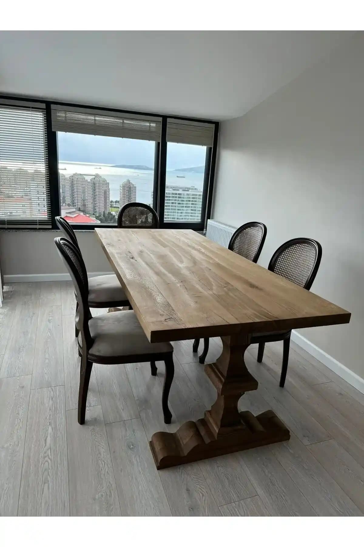 Rustik ve Şık Yemek Masası Seçenekleri: Doğal Malzeme ve Tasarım Detayları