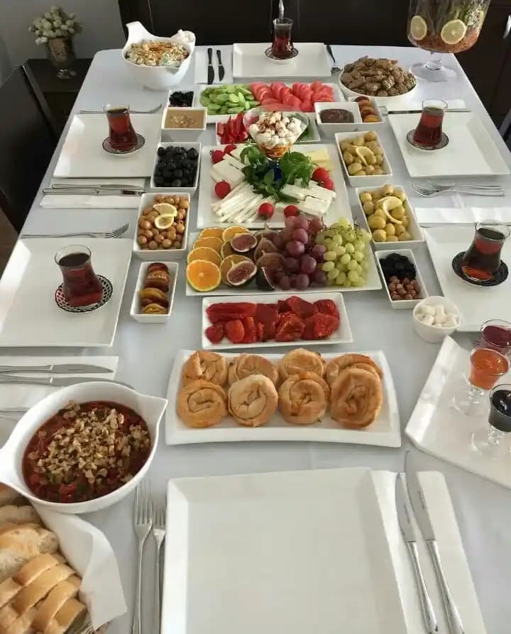Şık Kahvaltı Sofraları Yaratmanın Temel İpuçları ve Dekorasyon Önerileri