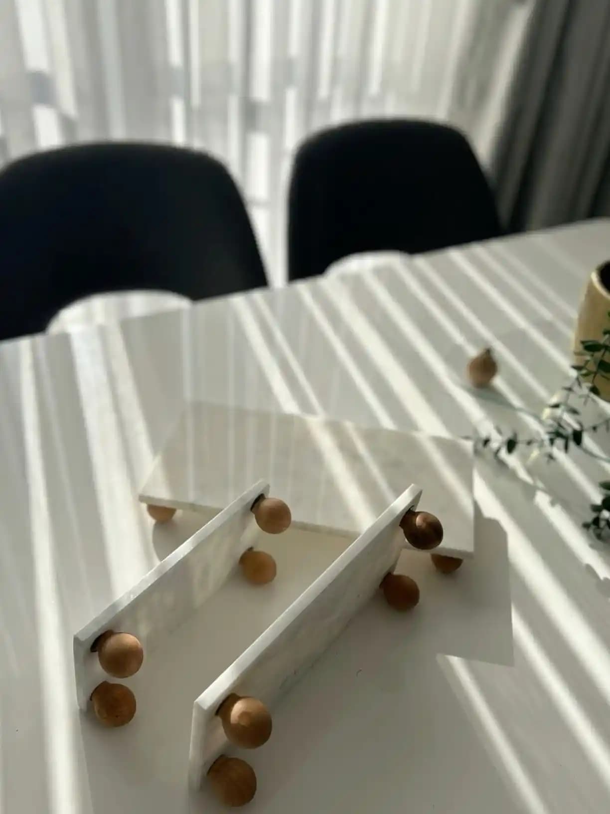 Sunumluk Ayaklarıyla Dekorasyonun Şekillendirilmesi ve Mekan Uyumunun Sağlanması