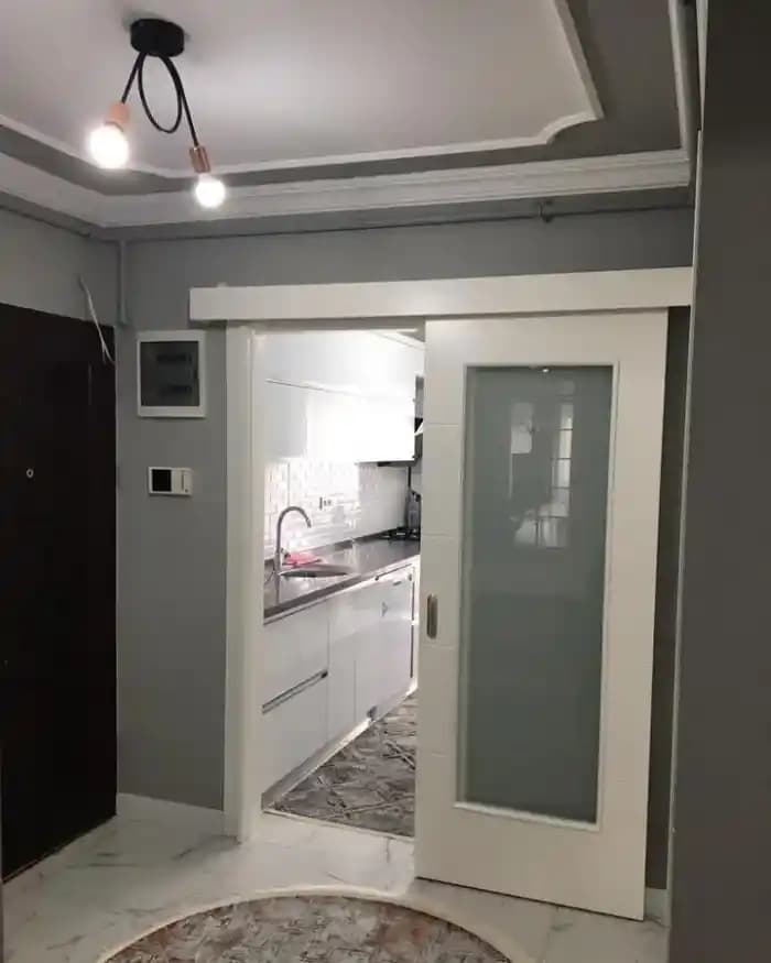 Surgulu Kapılar: Modern Mekan Tasarımında İşlevsellik ve Estetik Avantajlar