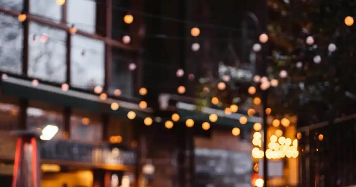 Turuncu Işıklı Avize Dekorasyonunda Yenilikçi ve Şık Çözümler