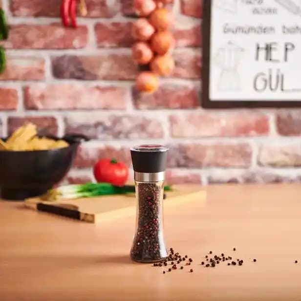Tuz ve Karabiberin Dekoratif Kullanımı: Mutfak ve Masa Düzenine Estetik Katma Yöntemleri